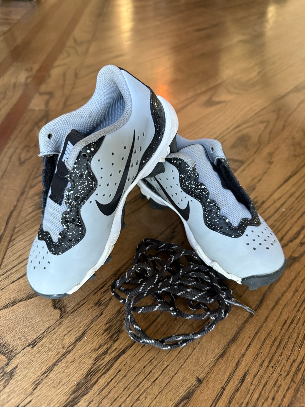 Nike Kids' Light Gray & Black Baseball Cleats